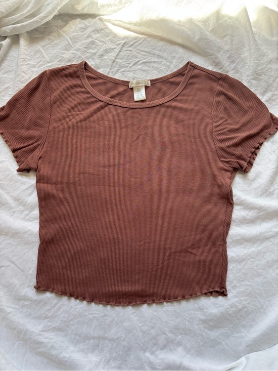 Bozzolo Tops - Ribbed Short Sleeve Crop Top in Brown